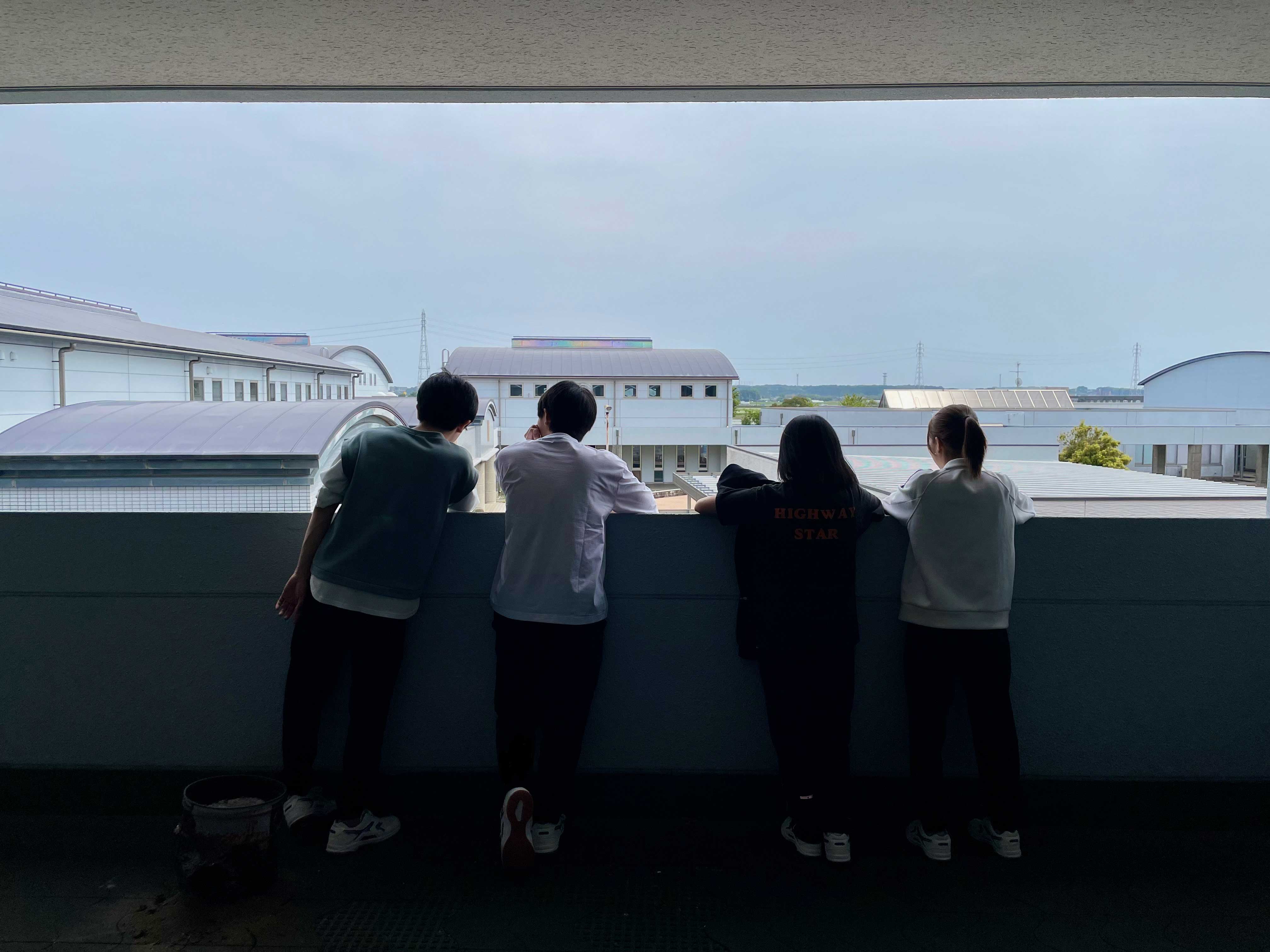 ４人で外見る